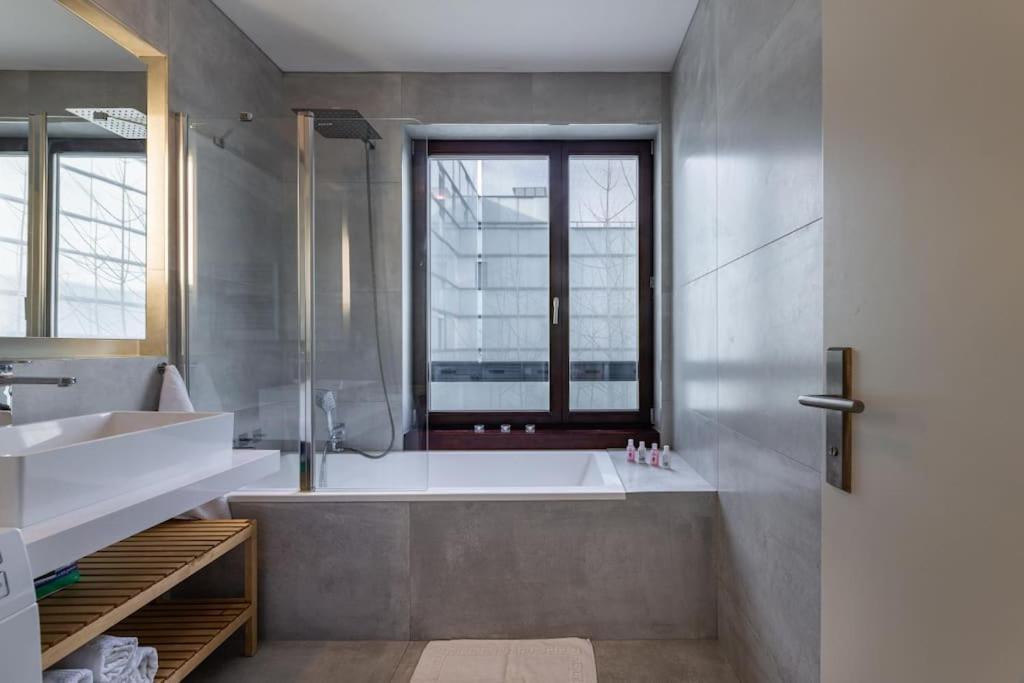 Modern Spacious Flat With A Terrace And A Parking Prague Exterior photo