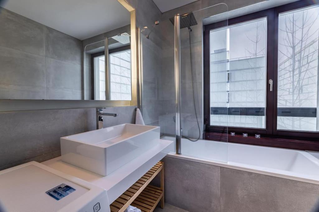 Modern Spacious Flat With A Terrace And A Parking Prague Exterior photo